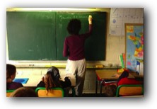 École Nouvelle Antony - CP - institutrice au tableau