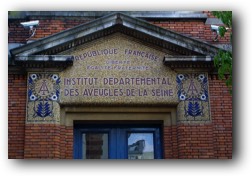 Institut St Mandé - fronton en mosaïque